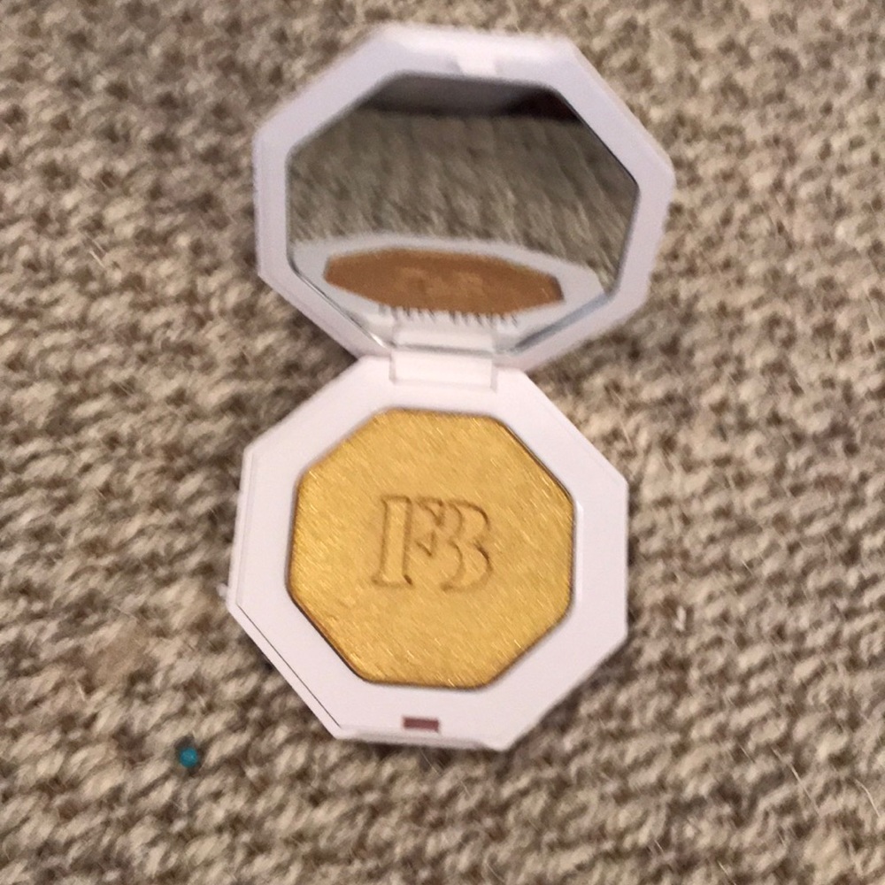 NWT Fenty Beauty trophy wife powder compact